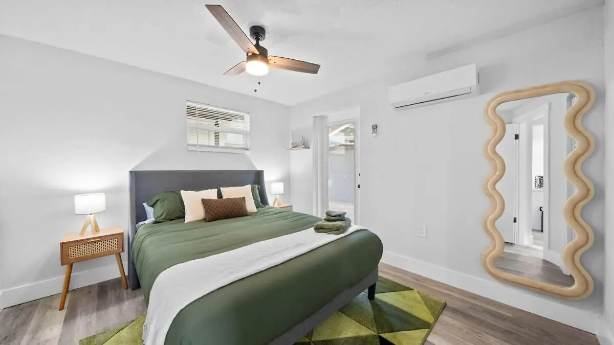 Modern-Retro Themed Home Close To Coffee + Food! Tampa