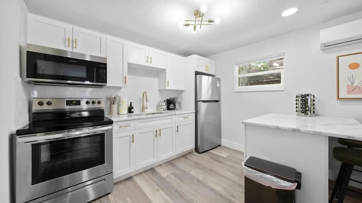 Modern-Retro Themed Home Close To Coffee + Food! Tampa Hébergement de vacances