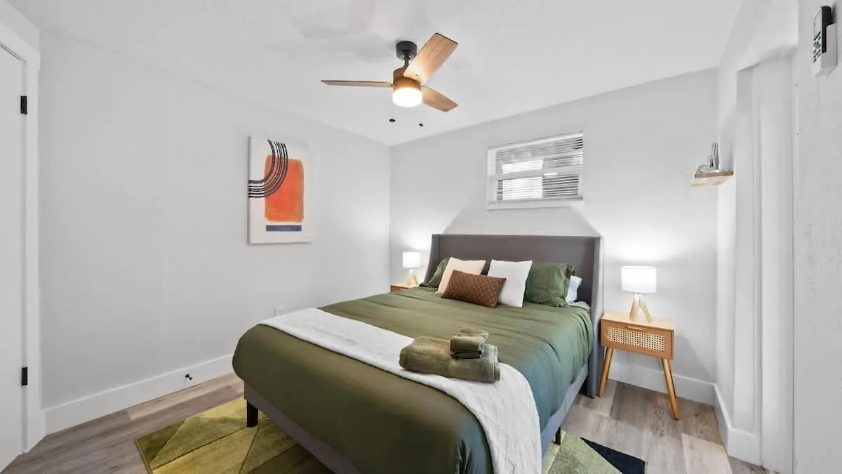 Modern-Retro Themed Home Close To Coffee + Food! Tampa
