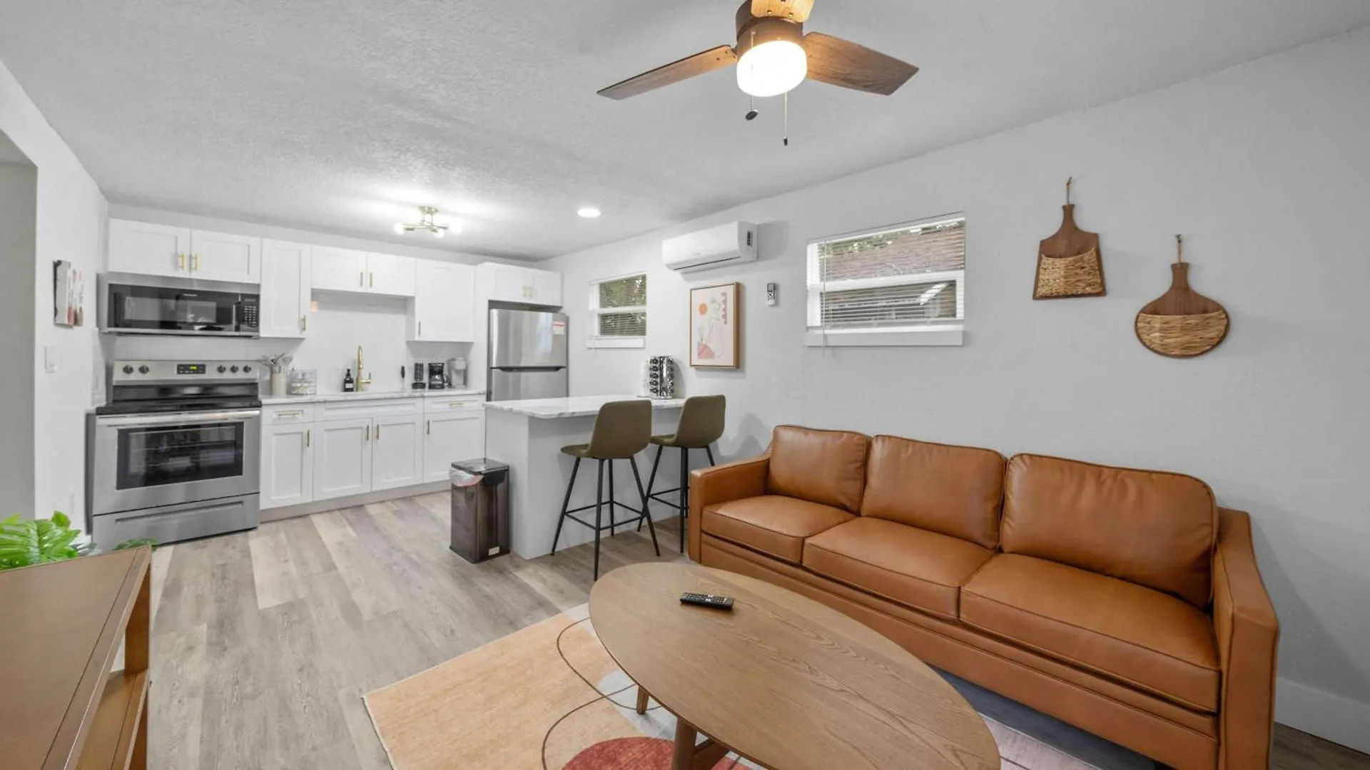 Modern-Retro Themed Home Close To Coffee + Food! Tampa