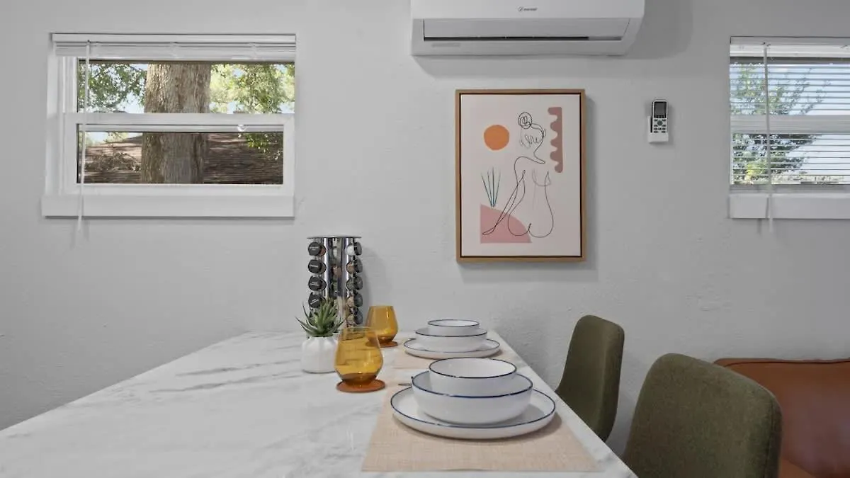 Modern-Retro Themed Home Close To Coffee + Food! Tampa