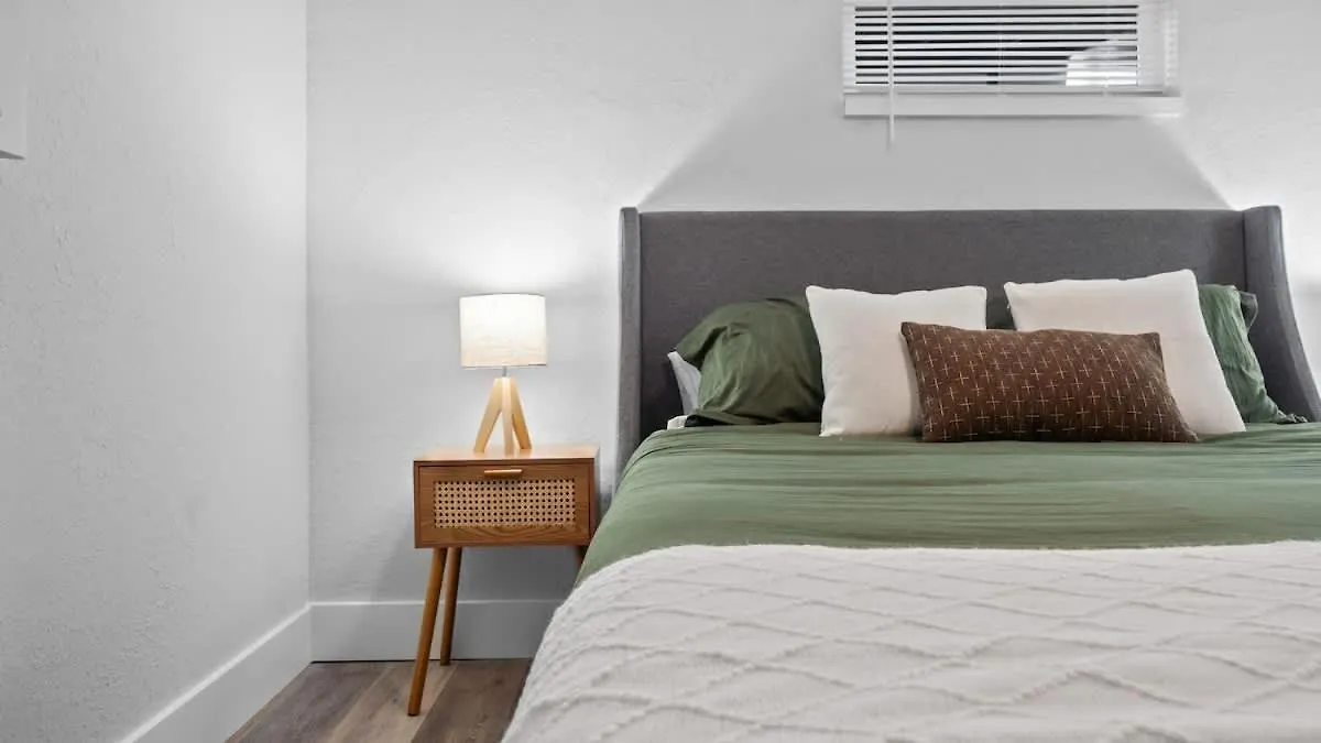 Modern-Retro Themed Home Close To Coffee + Food! Tampa Hébergement de vacances