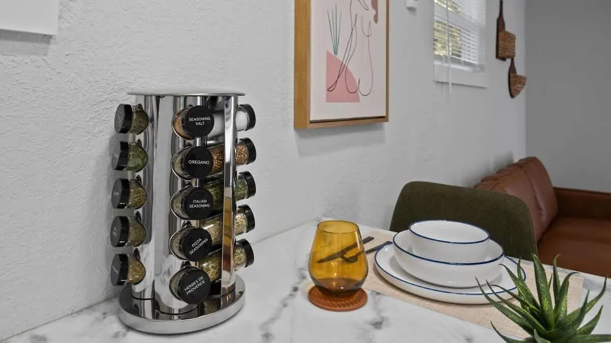 Modern-Retro Themed Home Close To Coffee + Food! Tampa