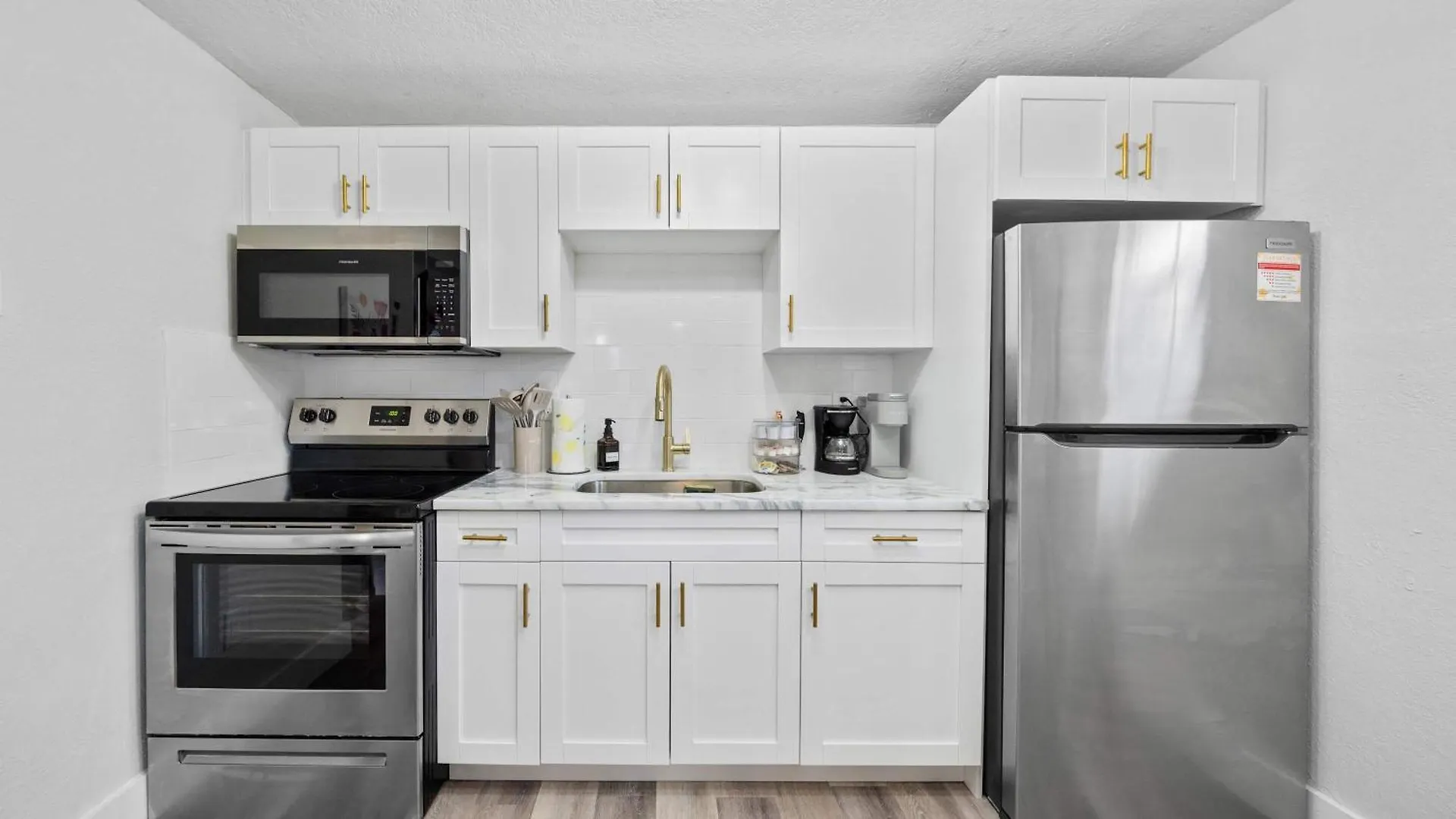 Modern-Retro Themed Home Close To Coffee + Food! Tampa Hébergement de vacances